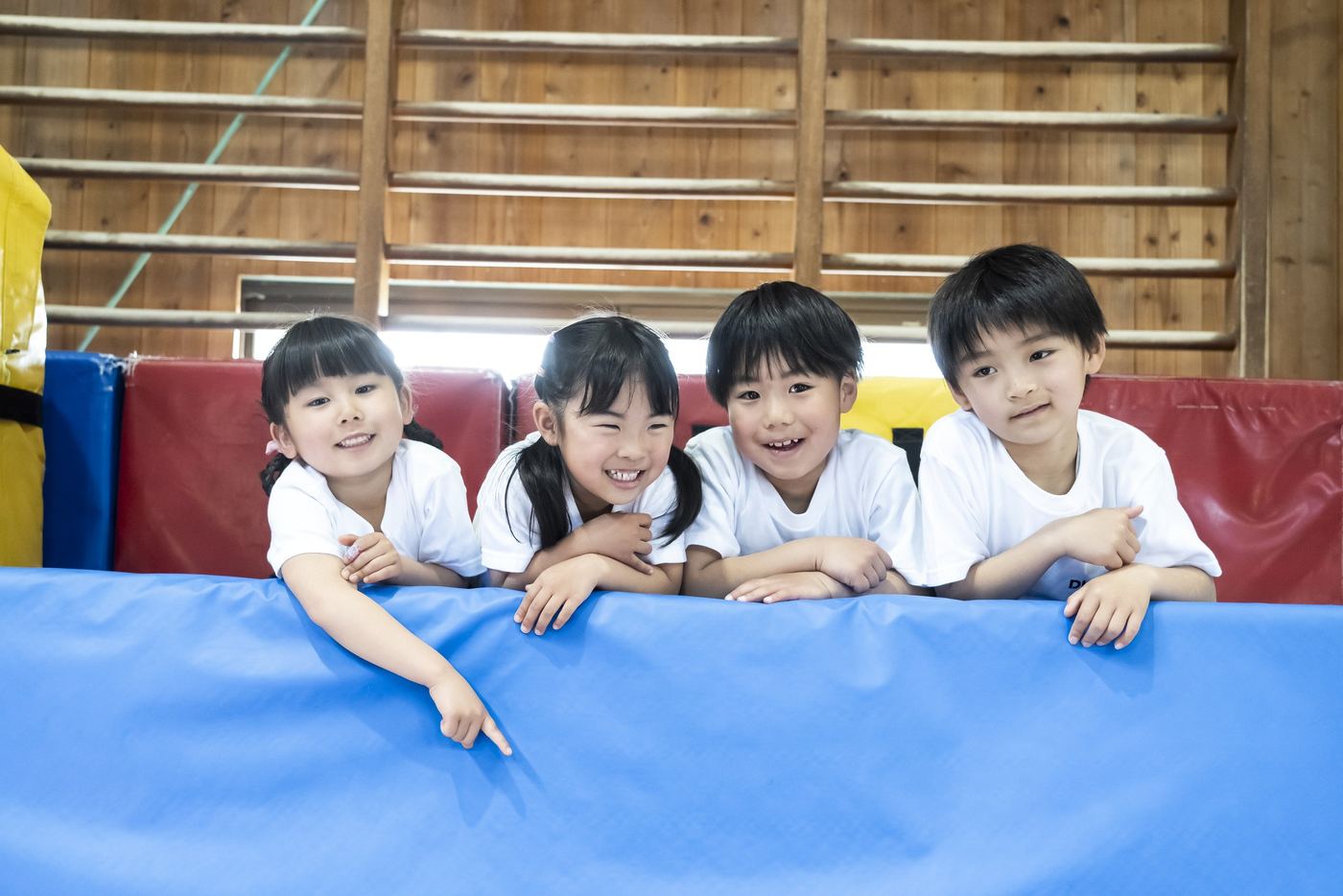 体操クラブで楽しく過ごす子どもたち