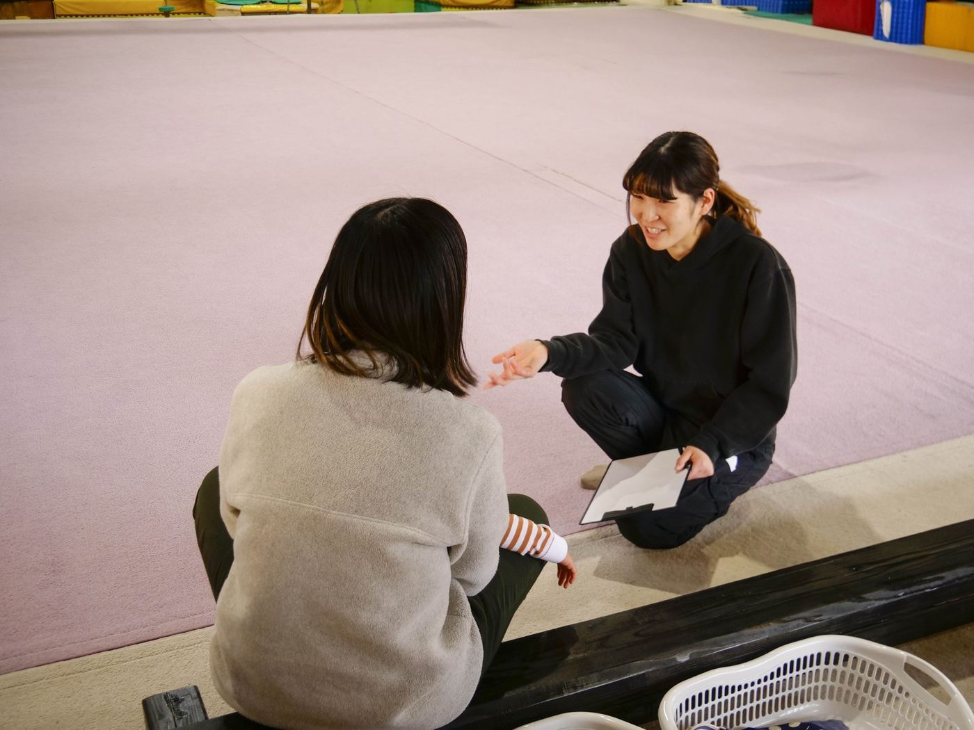 体操教室で子どもと関わるスタッフ