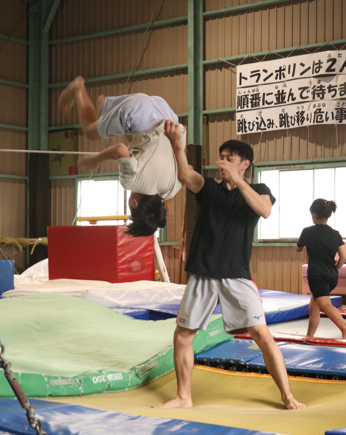 補助マットで練習する子どもたち
