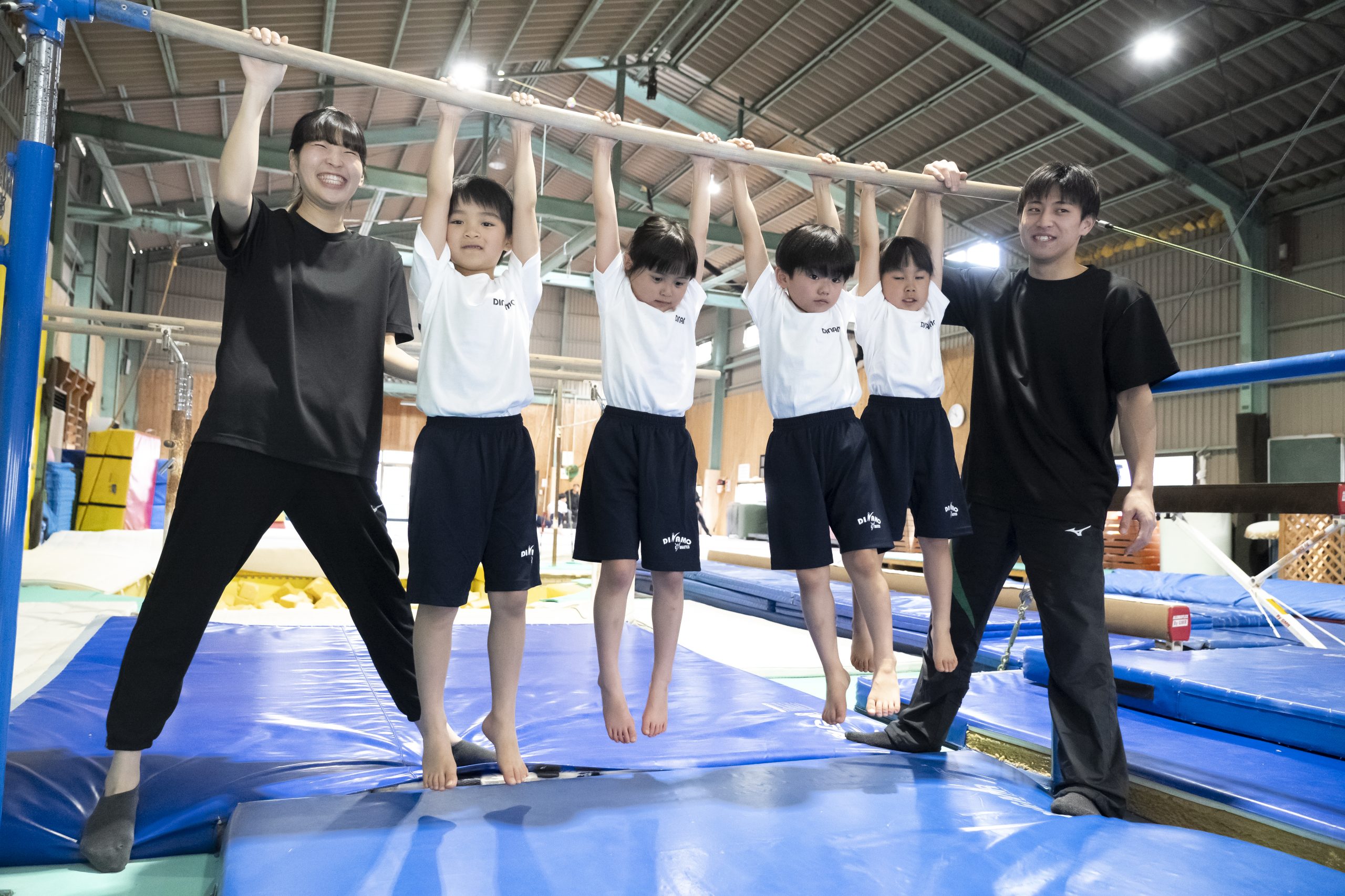 体操場で子どもの練習を支えるディナモのスタッフ