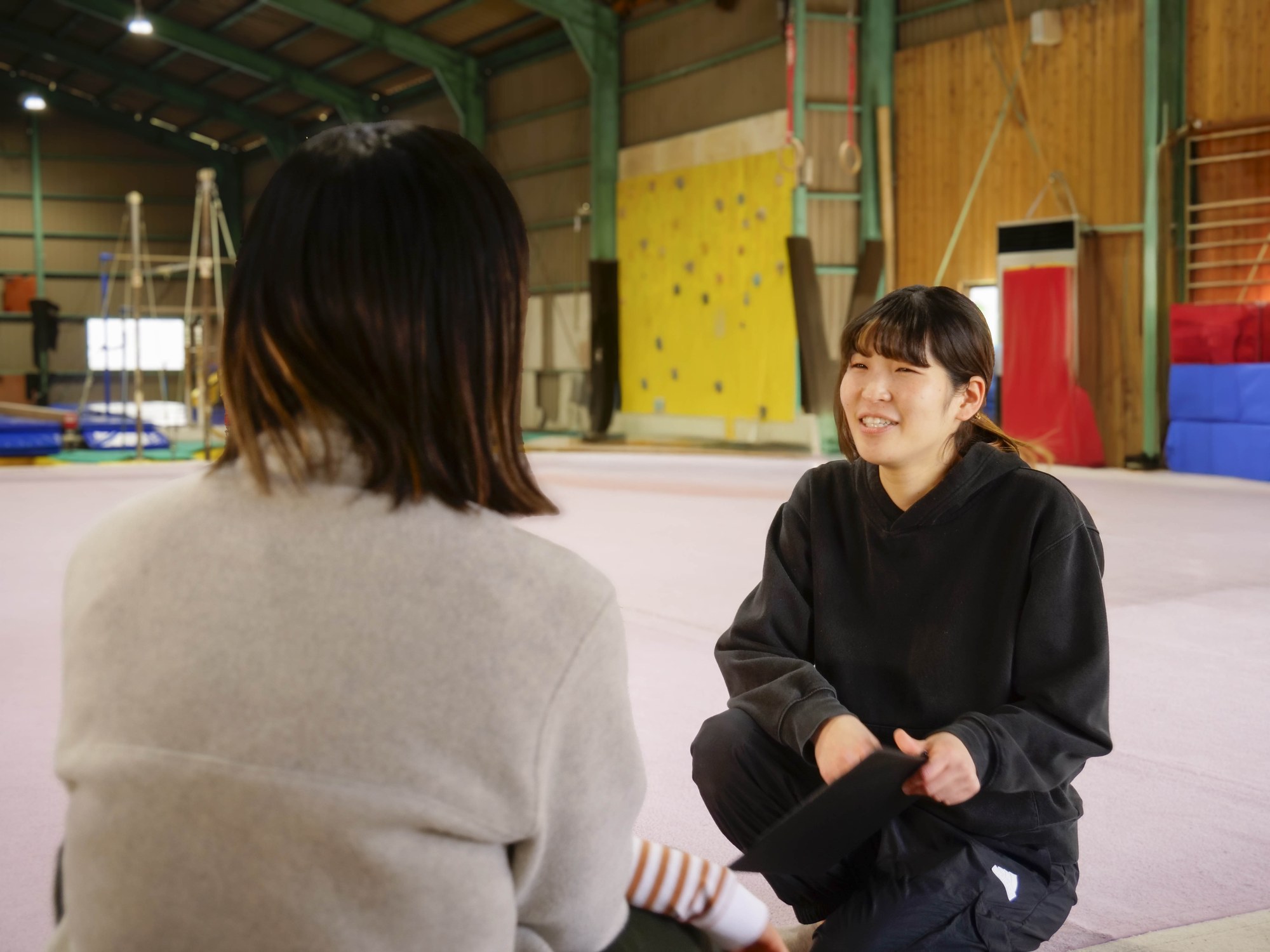 コーチの話を聞く子どもたち